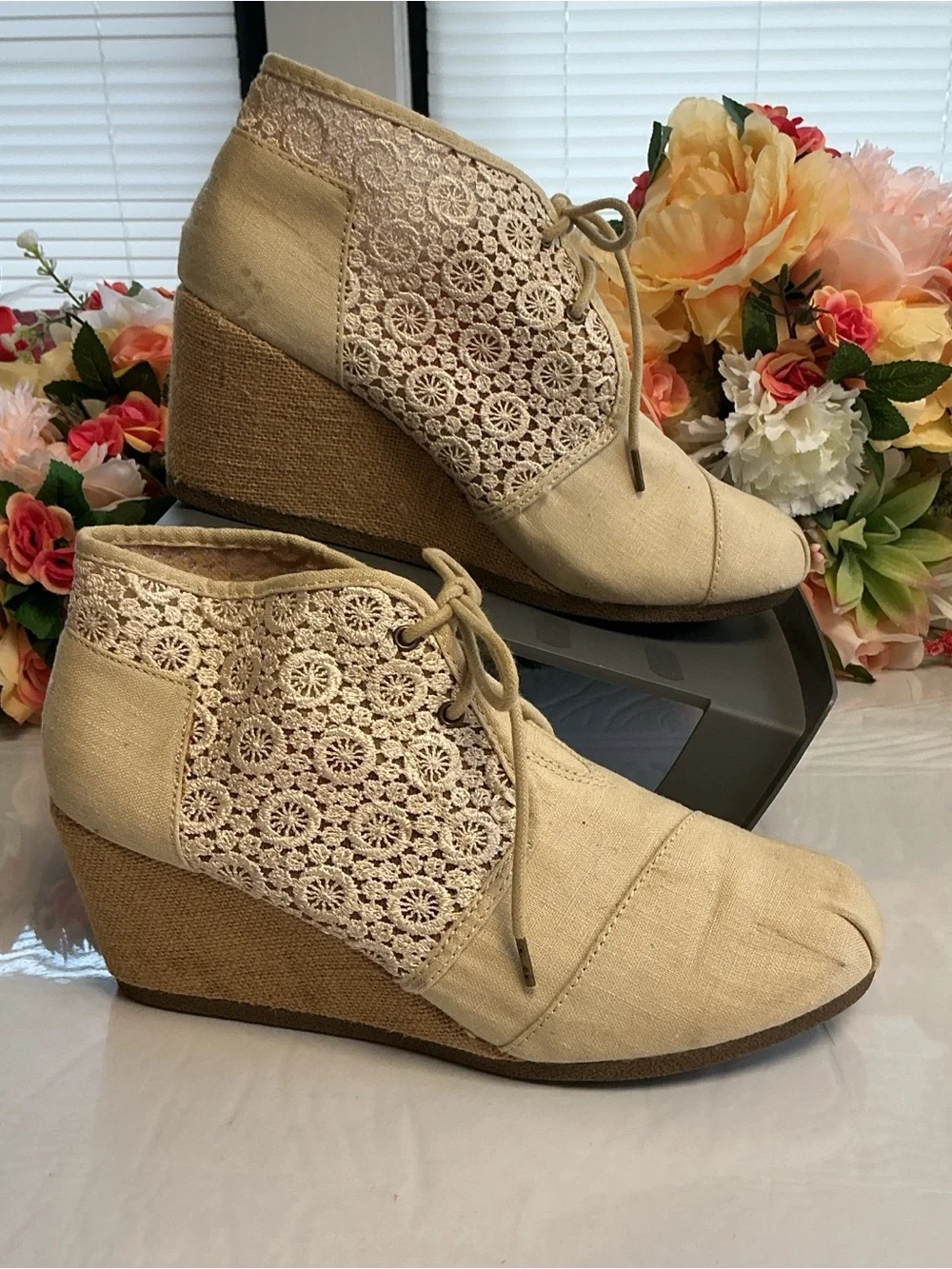 Skechers BOBS Desert Kiss Lace Crochet Canvas Wedge Booties Natural Size 10